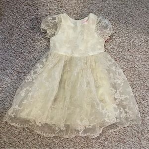 Popatu cream lace dress. Size 5. Popatu brand. Great flower girl dress. NWT